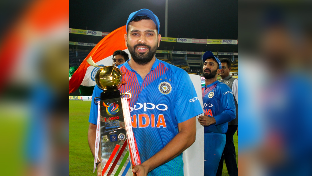 আন্তর্জাতিক ক্রিকেটে নিদাহাস ট্রফিতে বিরাটহীন ভারতীয় দলকে নেতৃত্ব দেন রোহিত। ২০১৮ সালে রুদ্ধশ্বাস ফাইনাল শেষে ট্রফিও যেতে ভারত।