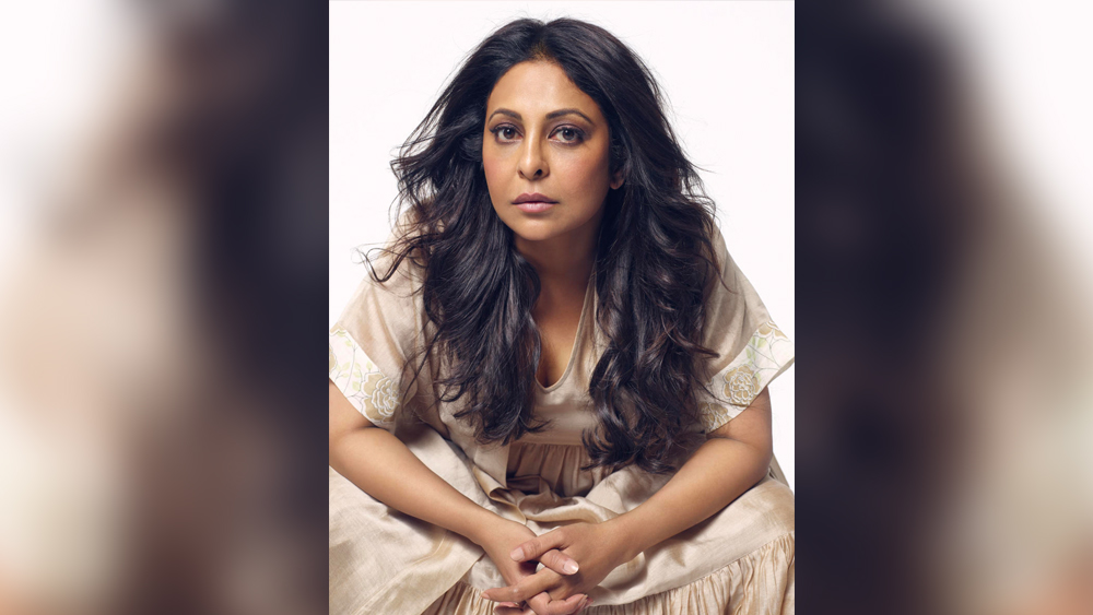 অভিনেত্রীজীবনের শুরুতে গুজরাতি নাটকে অভিনয়ের সময়ে শেফালির সঙ্গে আলাপ হয়েছিল বিপুল অমৃতলাল শাহের। পরে বিপুল জানান, তখন থেকেই তিনি শেফালির গুণমুগ্ধ। কিন্তু প্রথম দিকে সাড়া পাননি শেফালির কাছ থেকে।