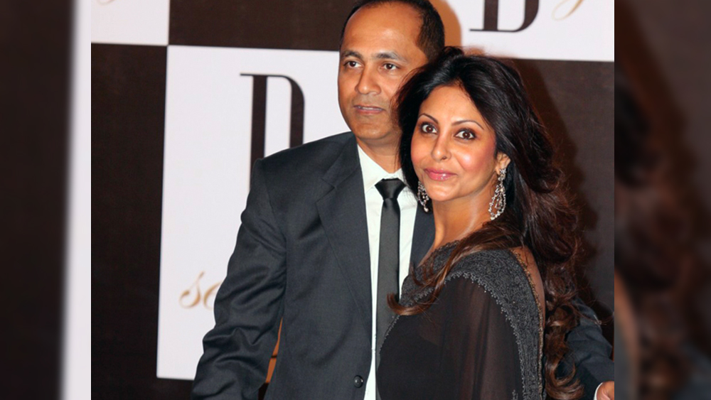 আদ্যন্ত রোমান্টিক শেফালি এখনও ফিরে পেতে চান পুরনো দিনগুলি। যখন তিনি আর বিপুল রাস্তায় দাঁড়িয়ে খাবার খেতে স্বচ্ছন্দ ছিলেন। বিপুল অবশ্য মাঝে মাঝেই ভুলে যান স্ত্রীর জন্মদিন বা তাঁদের বিবাহবার্ষিকীর তারিখ।