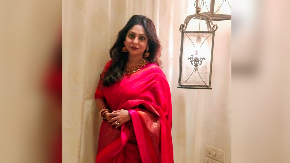 অভিনয়ের পাশাপাশি শেফালির মূল শখ ছবি আঁকা। তিনি স্পেনে ৩ মাস ছবি আঁকার প্রশিক্ষণও নিয়েছেন। তাঁর ছবি প্রায়ই জায়গা করে নেয় বিভিন্ন গ্যালারি এবং প্রদর্শনীতে। নায়িকা হওয়ার ইঁদুরদৌড় থেকে দূরে এ ভাবেই জীবন উপভোগ করেন তিনি।