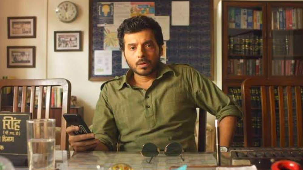 রক্তপাত, নৃশংসতা এবং বন্দুকের আকাশভেদী আওয়াজ… মুন্না ভাইয়ার কাছে এ সব যেন কিছুই নয়। বন্দুকের নলে চোখ রেখেই দিন শুরু হয় তাঁর। অথচ রিয়েল লাইফে সেই মুন্নাকেই এক সময় মাত্র ৩২ টাকা খরচ করার আগেও পকেটে হাত রেখে ভাবতে হত!