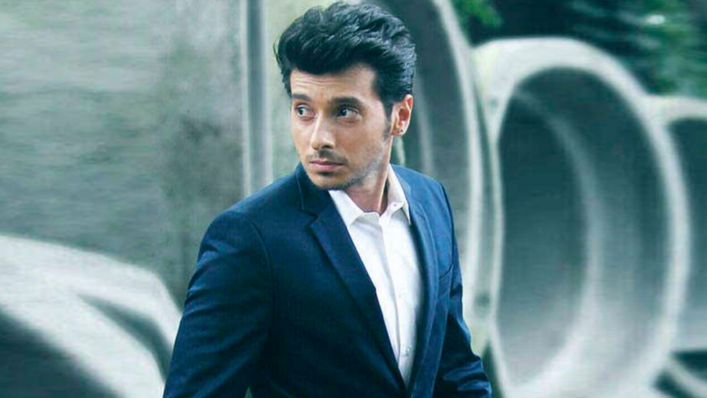 মধ্যবিত্ত পরিবারের ছেলে দিব্যেন্দুর এই সাফল্যের পিছনে রয়েছে অনেকখানি পরিশ্রম। অনেক বাধা পেরিয়ে তাঁকে এই জায়গায় পৌঁছতে হয়েছে।