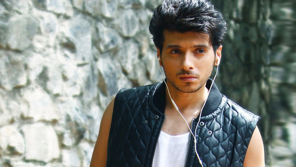 তাঁর জন্ম ১৯৮৩ সালে দিল্লিতে। ছোট থেকে অভিনয়ে তাঁর ঝোঁক ছিল। কিন্তু মধ্যবিত্ত পরিবারে বড় হওয়ার কারণে কখনও এটাকে পেশা হিসাবে ভাবেননি।