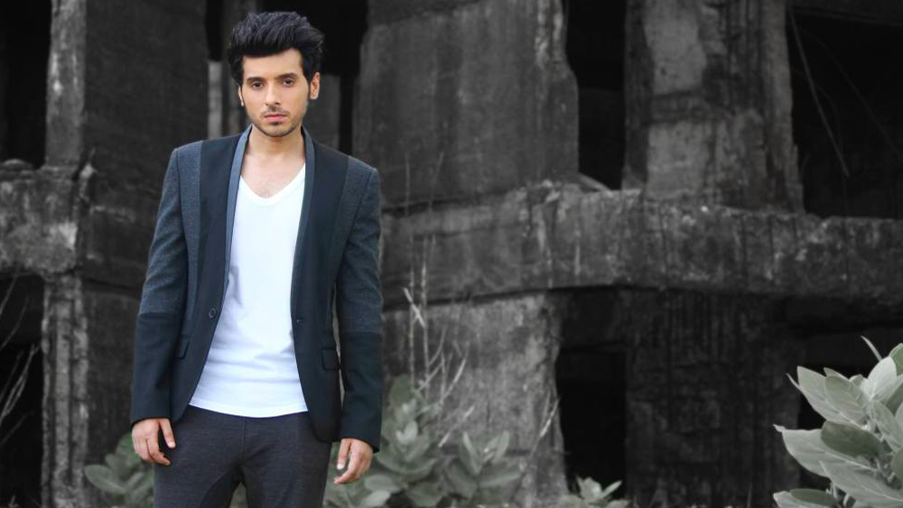 কলেজে থিয়েটারের একটা দল ছিল। সেই দলে নাম লেখান দিব্যেন্দু। সরাসরি অভিনয়ের সঙ্গে সেই প্রথম তাঁর পরিচয়।