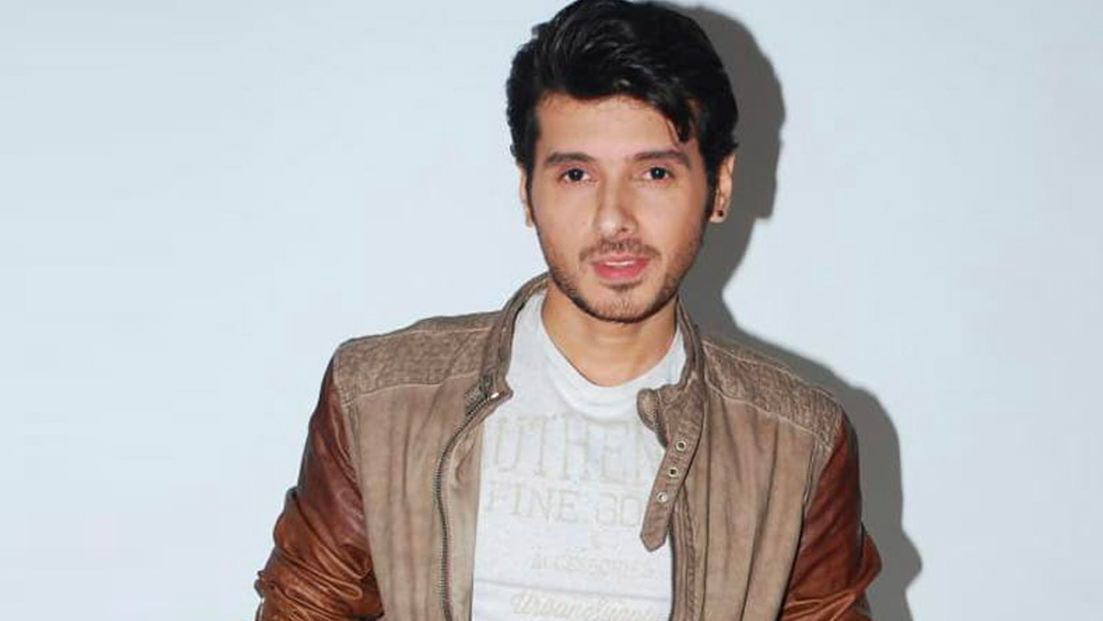 অনেক খুঁজে বাড়ির কাছে ৩২ টাকায় একটা খাবার দোকানের খোঁজ পান। ৪টি রুটি আর সঙ্গে মাংসের ঝোল। এই খেয়েই দিন কাটিয়ে দিতেন। এতে খরচও বাঁচত অনেকটা।