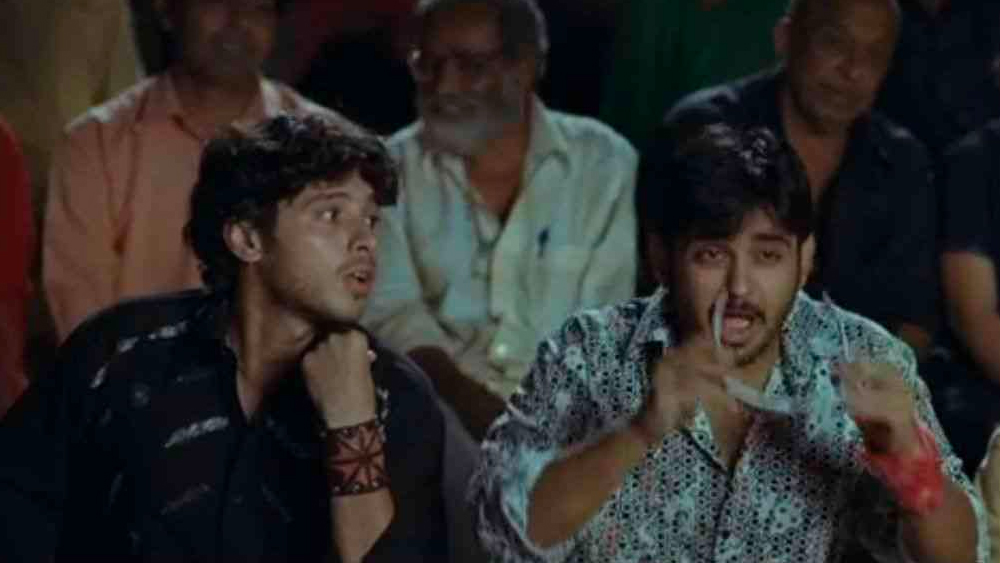 মুম্বইয়ে পৌঁছনোর পর সাড়ে ৩ বছর দরজায় দরজায় ঘুরেছেন। ২০০৭ সালে মাধুরী দীক্ষিতের কামব্য়াক ফিল্ম ‘আজা নাচলে’তে প্রথম অভিনয়ের সুযোগ পান। এই ফিল্মে এক পার্শ্বচরিত্রে অভিনয় করেন তিনি।