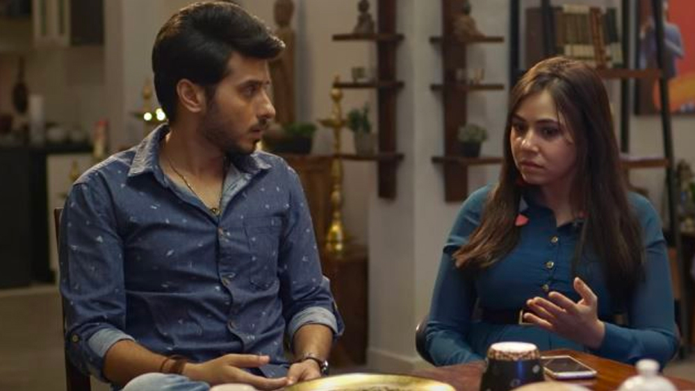 এটা অবশ্য দিব্যেন্দুর প্রথম ওয়েব সিরিজ নয়। এর আগে ‘পার্মানেন্ট রুমমেটস’ নামে এক সিরিজে অভিনয় করেছেন। ‘ফটাফট’ নামে একটি শর্ট ফিল্মেও অভিনয় করেছেন তিনি।