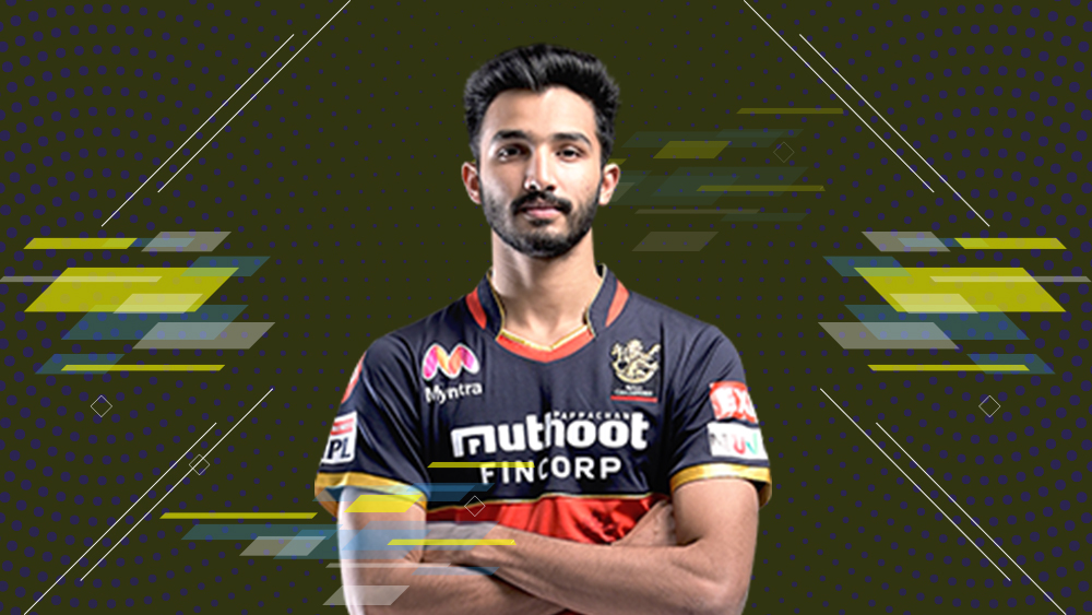 দেবদত্ত পাড়িকল: এ বারের আইপিএলের ইমার্জিং প্লেয়ার তিনিই। রয়্যাল চ্যালেঞ্জার্স ব্যাঙ্গালোর চিনিয়ে দিয়েছে এমন এক বাঁহাতি ওপেনারকে যিনি ভবিষ্যতে হয়ে উঠতেই পারেন ভারতীয় দলের সম্পদ। ১৫ ম্যাচে ৪৭৩ রান করে এ বারের টুর্নামেন্টে দলের হয়ে সর্বাধিক রান করেছেন তিনিই। টপকে গিয়েছেন বিরাট কোহালি, এবি ডিভিলিয়ার্সদেরও।