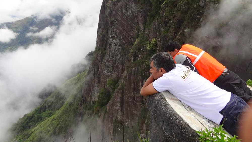 ১৯৯১ সালে প্রখ্যাত নাট্যব্যক্তিত্ব সেলিম গোসের সংস্থার নাটক ‘বোসম্যান অ্যান্ড লেনা’ দেখেন আসিফ। এতটাই মুগ্ধ হয়ে যান, এক সপ্তাহ ধরে প্রতি রাতে তিনি এই নাটকটা দেখতেন।