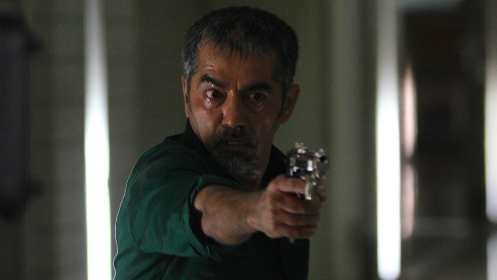 পুরো সময়টাই থিয়েটারকে দেবেন বলে ১৯৯৬ সালে চাকরি ছেড়ে দেন আসিফ। মঞ্চে অভিনয় করার পাশাপাশি তিনি পৃথ্বী থিয়েটারে তরুণদের প্রশিক্ষণও দিতেন। অথচ তাঁর নিজের কোনও প্রথাগত অভিনয়-প্রশিক্ষণ ছিল না। প্রশিক্ষণ ছাড়াই বহিরাগত হিসেবে এসে বলিউডে জায়গা করে নিয়েছিলেন প্রতিভার জোরে।