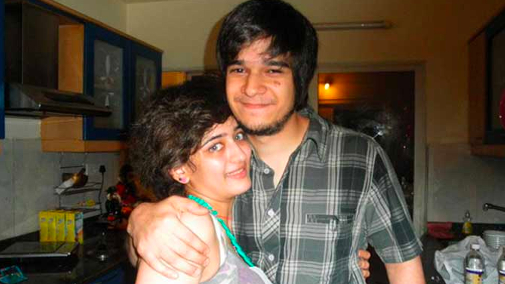 তবে সব গুঞ্জন অস্বীকার করে ভিভানের দাবি, অক্ষরা তাঁর শৈশবের বন্ধু। তাঁদের দু’জনের অন্তরঙ্গ সম্পর্কের মধ্যে কোনও প্রেমসুলভ লুকোচুরি নেই।