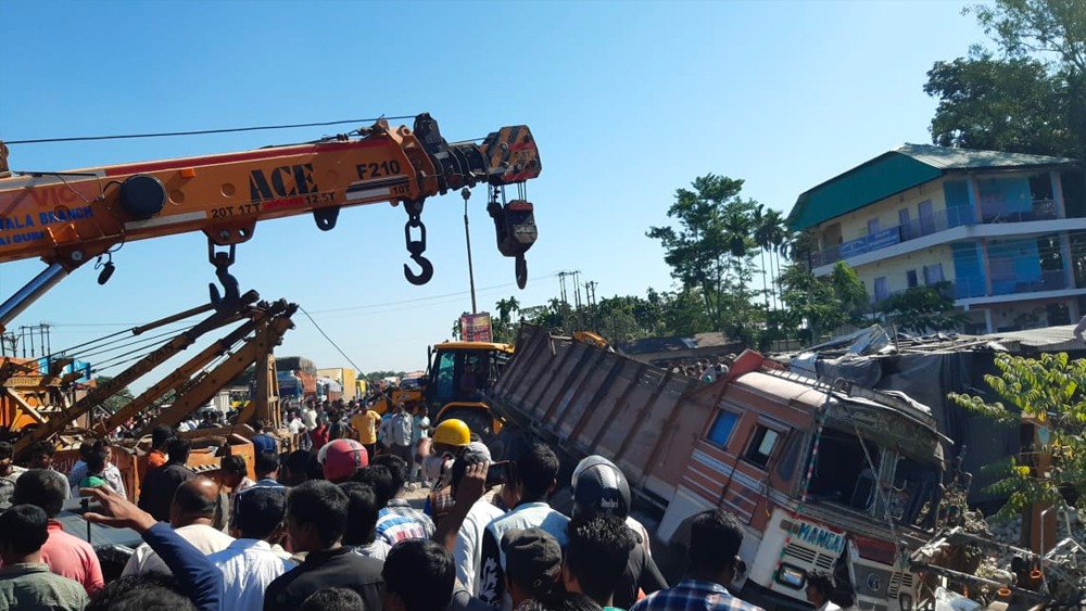 নিয়ন্ত্রণ হারিয়ে চায়ের দোকানের উপর উলটে যায় লরি। নিজস্ব চিত্র। 