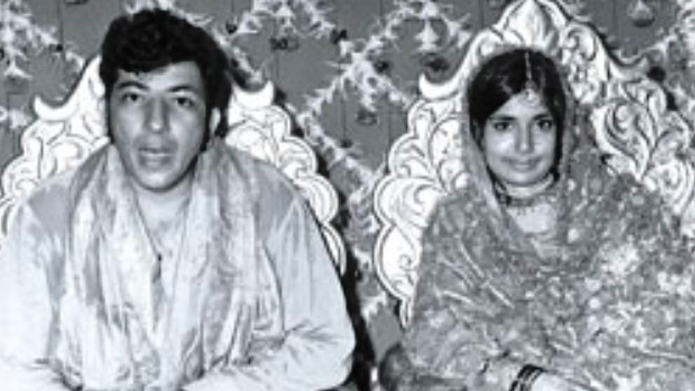 ১৯৪০ সালে মুম্বইয়ে জন্ম আমজাদের। মা-বাবা দু’জনেই অভিনয় জগতের সঙ্গে যুক্ত ছিলেন। ১৯৭২ সালে শাহলা খানকে তিনি বিয়ে করেন। আমজাদের প্রতিবেশী ছিলেন শাহলা। তাঁদের লভ স্টোরিও যেন ব্লকবাস্টার ফিল্ম।