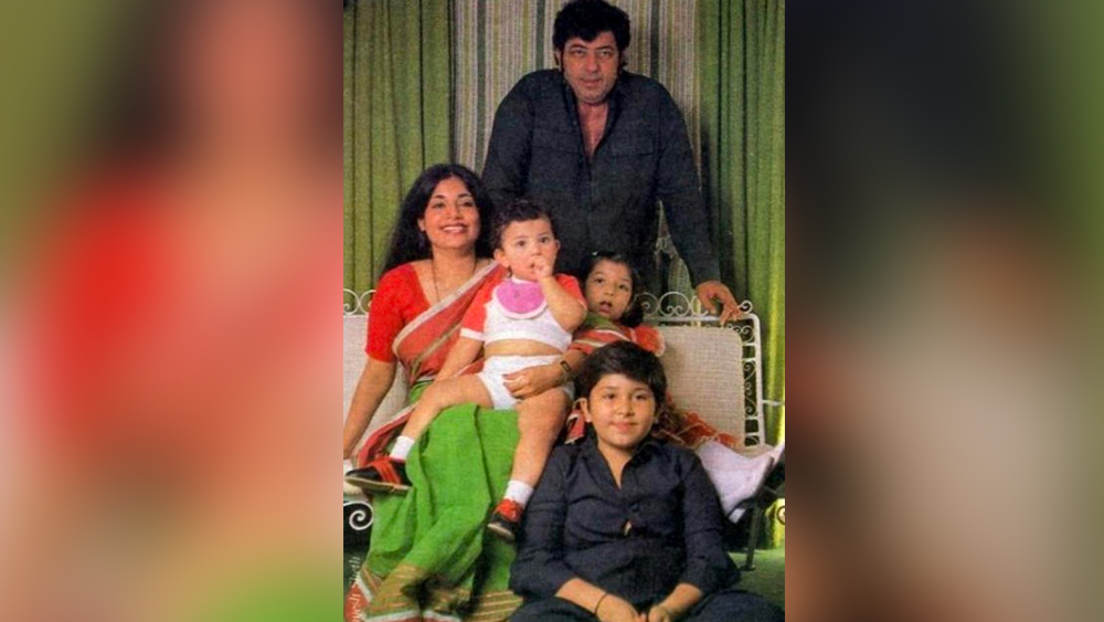 এক দিন শাহলাকে ধমক দিয়ে বলে দেন, তিনি তাঁর দাদা হন না। আসলে তখনই মনে মনে শাহলাকে পছন্দ করতেন আমাজাদ, কিন্তু মুখে কিছু বলতে পারতেন না। এক দিন সাহস করে কথাটা বলেই ফেললেন আমজাদ।