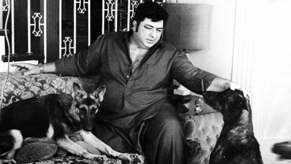 এর কিছু দিন পর বিয়ের প্রস্তাব নিয়ে শাহলার দরজায় পৌঁছেও যান আমজাদ। কলেজে পড়া এক ছাত্রের এমন দুঃসাহস একেবারেই পছন্দ হয়নি শাহলার বাবার। দরজা থেকেই তিনি ফিরিয়ে দেন আমজাদকে।