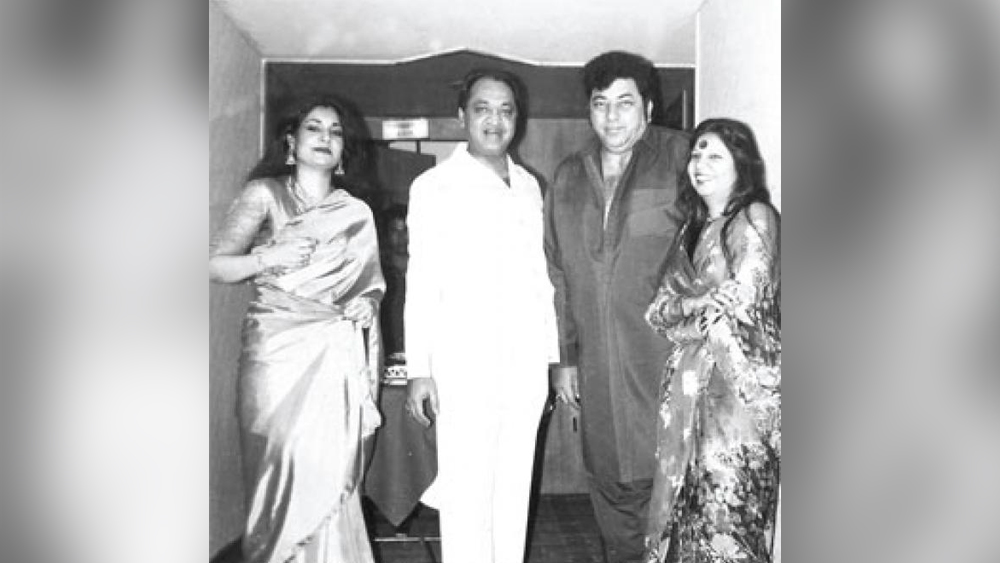 আর তাঁর প্রভাব থেকে মেয়েকে দূরে রাখতে পড়াশোনার জন্য আলিগড় পাঠিয়ে দেন। আলিগড় যাওয়ার পরই মূলত তাঁদের প্রেমের শুরু। শাহলার বাবা জানতেন না যে দূরত্ব কখনও তাঁদের ভালবাসায় বাধা হতে পারবে না। বরং এই দূরত্বই আমজাদের আরও কাছে নিয়ে আসে শাহলাকে। রোজ তাঁদের চিঠি বিনিময় শুরু হল।