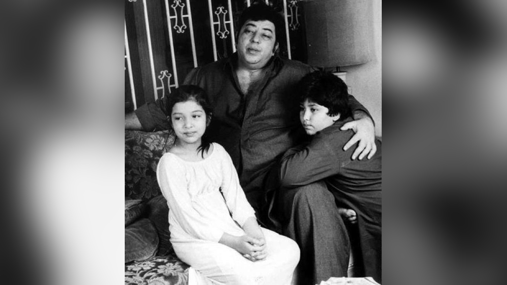 এর পরই দ্বিতীয় বার বিয়ের প্রস্তাব নিয়ে শাহলার বাড়িতে হাজির হন আমজাদ। তবে এ বাবে আমজাদ নিজে যাননি। গিয়েছিলেন তাঁর বাবা। এ বার আর প্রস্তাব ফিরিয়ে দেননি শাহলার বাবা। ১৯৭২ সালে বিয়ে করেন তাঁরা। বিয়ের পরের বছরই তাঁদের প্রথম সন্তান শাদাবের জন্ম হয়।