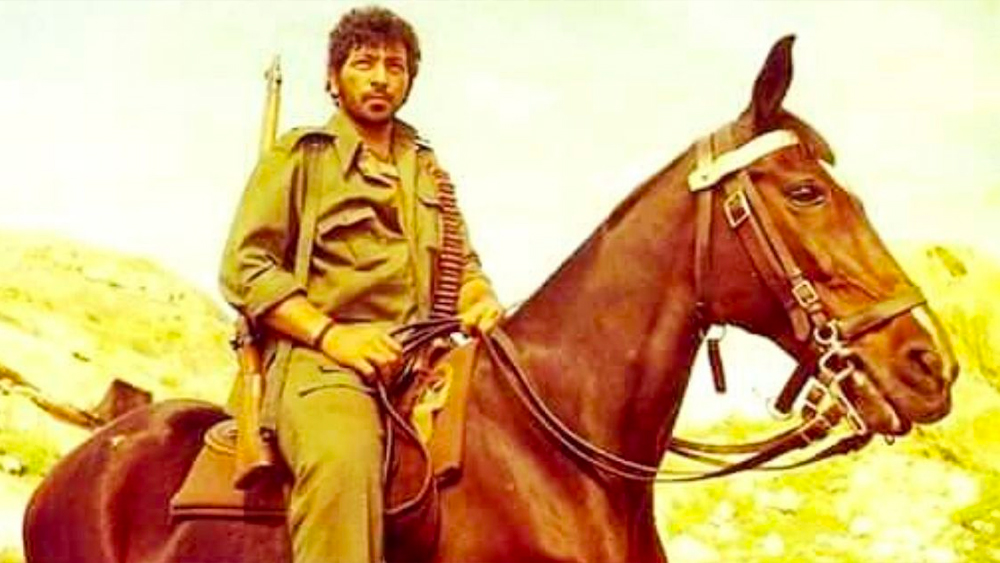 প্রথম সন্তান যেন সৌভাগ্য নিয়ে হাজির হয় আমজাদের জীবনে। শাদাবের জন্মের দিনই ‘শোলে’-র অফার পান আমজাদ। বেঙ্গালুরুতে শ্যুটিং করতে যাওয়ার সময় আর এক ঘটনা ঘটে। বিমানে গোলযোগ দেখা দেয়। মেরামত করে বিমান ছাড়তে অনেকটা দেরি হয়। ৪ ঘণ্টা অপেক্ষার পর বিমানে উঠে ভয়ে হাত-পা ঠান্ডা হয়ে গিয়েছিল আমজাদের।