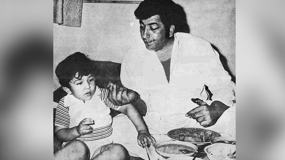 আমজাদের মোট ৩ সন্তান। ২ ছেলে আর ১ মেয়ে। ফিল্মের এই ভিলেন কিন্তু ব্যক্তিগত জীবনে তাঁর সন্তান এবং বন্দুদের কাছে হিরো ছিলেন। সন্তানদের বকাবকি করা পছন্দ ছিল না। ছেলেমেয়েদের কারও কিছু ঘটলে আমজাদের চোখে জল চলে আসত।