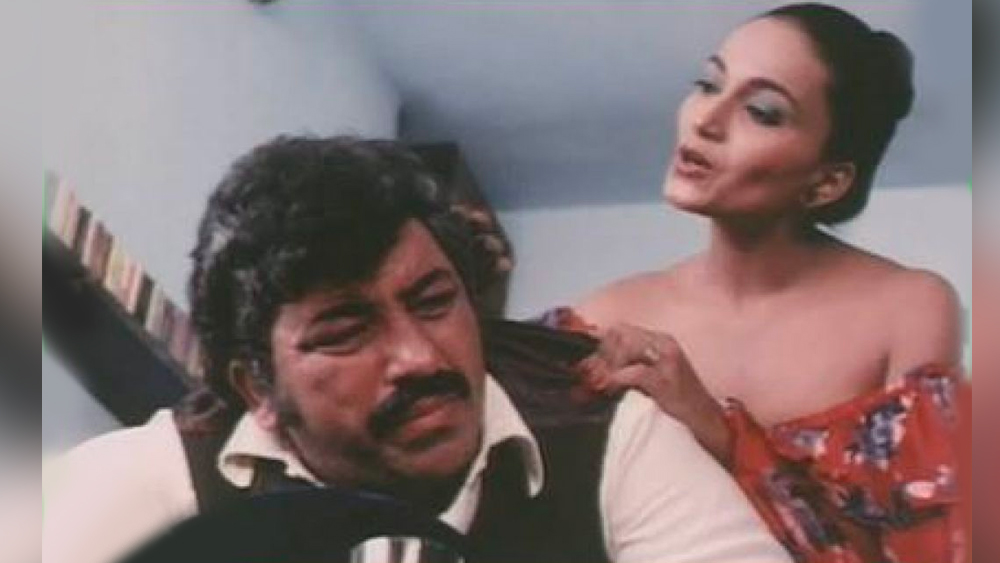 কল্পনার সঙ্গে আমজাদের ঘনিষ্ঠতা বাড়লেও স্ত্রীর প্রতি নিজের কর্তব্য থেকে কোনও দিন বিন্দুমাত্র সরে আসেননি তিনি। তৃতীয় কেউ যে কখনও তাঁদের বিচ্ছেদের কারণ হতে পারেন না সে সম্পর্কে আত্মবিশ্বাসী ছিলেন স্ত্রী শাহলাও। তাই ২০ বছর সুখী দাম্পত্য কাটান তাঁরা।