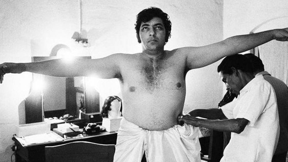 আর আমজাদ? সব মিলিয়ে পাঁজরের ১৩টি হাড় ভেঙেছিল। বুক ভেদ করে ফুসফুস ফুটো করে দিয়েছিল স্টিয়ারিং হুইল। পায়ের হাড়ও ভাঙে। সময়ের সঙ্গে সুস্থ হয়ে ওঠেন শাহলা। কিন্তু একের পর এক অস্ত্রোপচার এবং কড়া ওষুধ শারীরিক ভাবে দুর্বল করে তুলেছিল আমজাদকে।