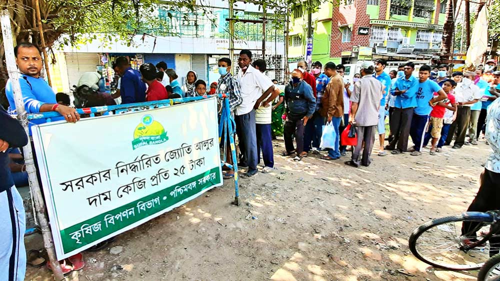 ‘সুফল বাংলা’র স্টল থেকে বিক্রি করা হচ্ছে আলু। নিজস্ব চিত্র।