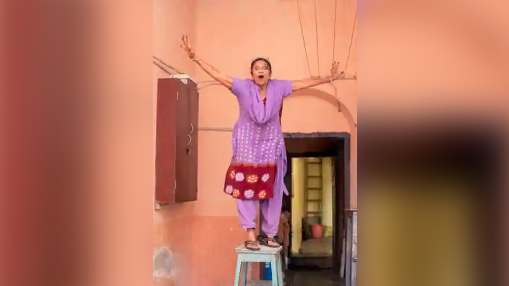 বলিউড ফিল্মের সমস্ত বিপজ্জনক দৃশ্যের পিছনে লুকিয়ে থাকে অন্য মুখ। পর্দায় যাঁদের দেখা যায় না। কিন্তু সেই মানুষগুলোই জীবন বাজি রেখে ঝুঁকিপূর্ণ দৃশ্যগুলোকে নিখুঁত করে তোলেন।