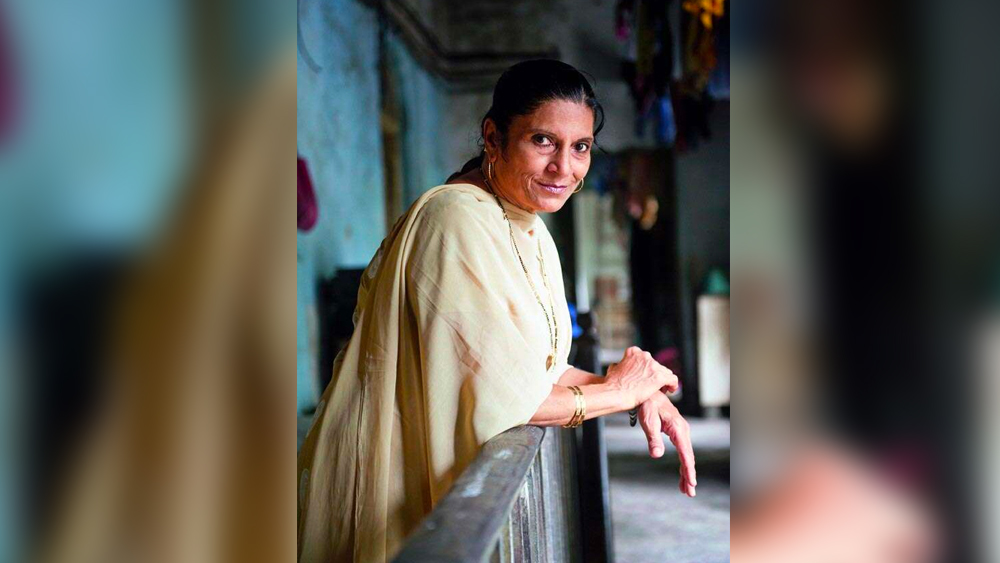 তেমনই একজন রেশমা পাঠান। ‘শোলে গার্ল’ হিসাবে পরিচিত রেশমাই বলিউডের প্রথম স্টান্ট ওম্যান। অত্যন্ত দরিদ্র পরিবার থেকে উঠে আসা রেশমার কাহিনি কোনও বলিউড ফিল্মের থেকে কম নয়। গুজরাতের গলি থেকে ‘শোলে গার্ল’ হয়ে ওঠার জন্য নানা বাধা পেরোতে হয়েছে তাঁকে।