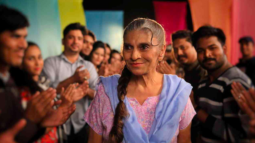 রেশমার জন্ম গুজরাতে। পরিবারের আর্থিক অবস্থা খুব খারাপ ছিল। তাঁর মা-বাবা চাল চুরি করে দিন কাটাতেন। সেটাই ছিল তাঁদের জীবিকা।