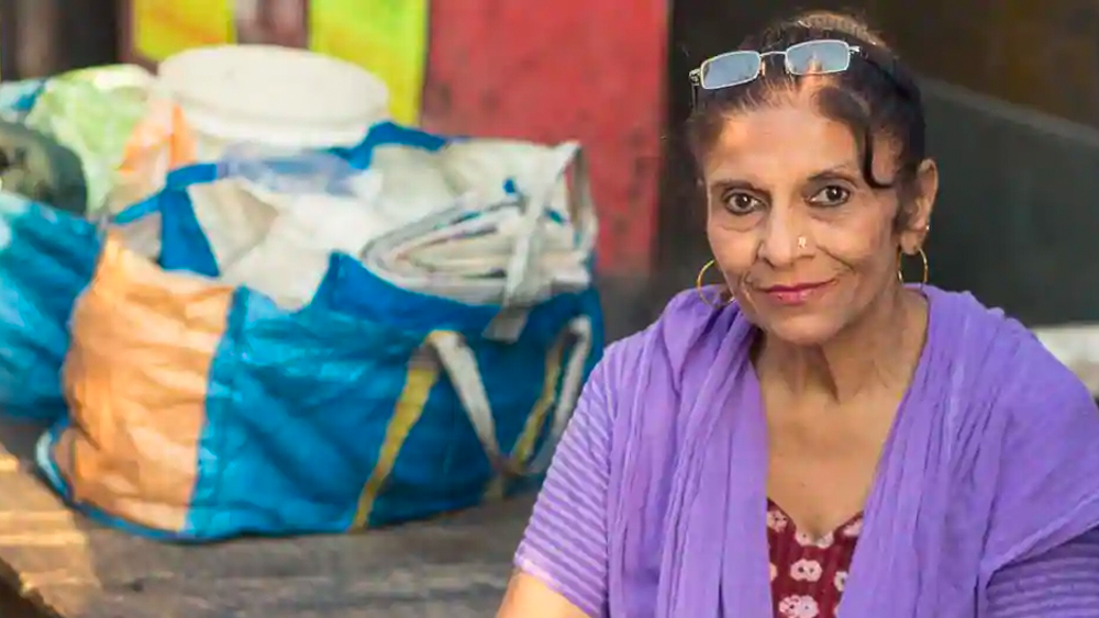 রেশমার বয়স যখন মাত্র ৯ বছর, তখন চুরি করতে গিয়ে ধরা পড়েন তাঁর মা। বাবার শরীরও ভাল ছিল না। ৪ ভাইবোনের মধ্যে রেশমাই ছিলেন সবচেয়ে বড়। বড় বোন হিসাবে সংসার চালানোর ভার এসে পড়ে তাঁর উপর।