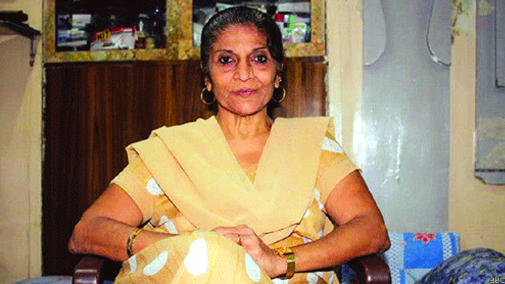 জেলবন্দি মায়ের সঙ্গে দেখা করতে গিয়ে প্রথম প্রথম লুকিয়ে অন্য বন্দিদের কাছে বাইরে থেকে বিড়ির প্যাকেট পৌঁছে দিয়ে উপার্জন করতে শুরু করেন রেশমা। কিন্তু সেই টাকায় সংসার চলত না।