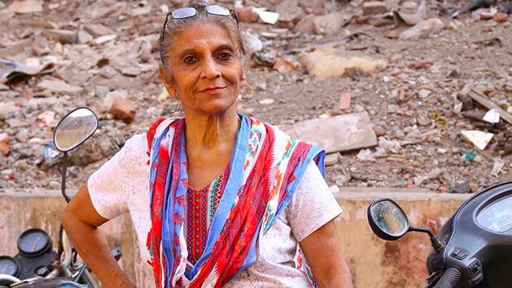 নিজের জীবন বাজি রাখা শুরু তখন থেকেই। রাস্তায় দাঁড়িয়ে থাকা ট্যাক্সির উপর থেকে ডিগবাজি খেয়ে রাস্তায় পড়তেন সাহসী রেশমা আর চারপাশের ভিড় থেকে টাকা উড়ে আসত তাঁর দিকে।