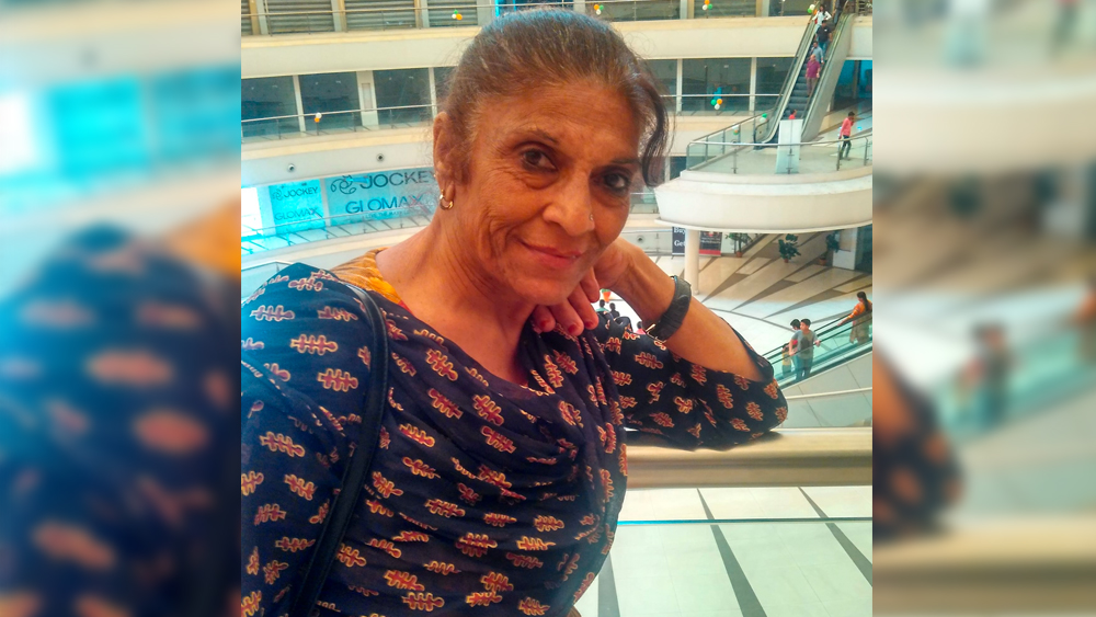 এ ভাবেই দিন কাটতে শুরু করে তাঁর। একদিন তাঁর ডিগবাজি নজরে পড়ে যায় বলিউডের এক স্টান্টম্যানের। রেশমা তখন ১৪ বছরের মেয়ে। তাঁকে ট্যাক্সির ছাদ থেকে ডিগবাজি খেতে দেখে ফেলেন আজিম নামে এক স্টান্টম্যান।