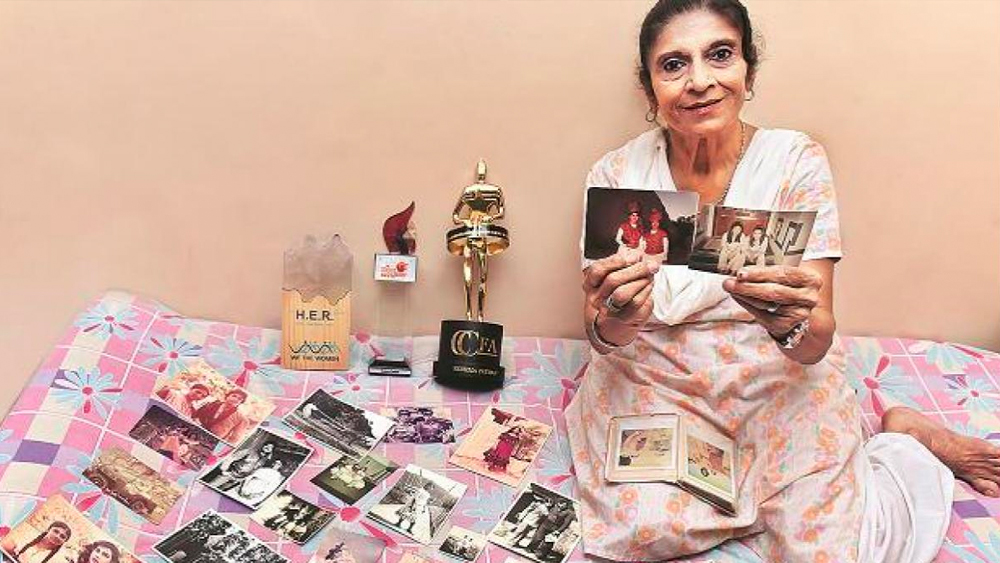 ওই দৃশ্য শ্যুট করতে গিয়ে বড় দুর্ঘটনা ঘটেছিল রেশমার। প্রথমবার চাকা ভেঙে ঘোড়ার গাড়িটি উল্টে যায়। গাড়ি থেকে ছিটকে পড়েন রেশমা। গাড়িটি গিয়ে পড়ে তাঁর পায়ের উপর। সেই জখম অবস্থাতেও শ্যুট করেন তিনি।