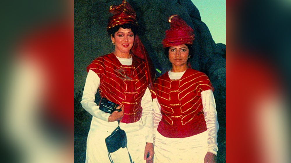 ফিল্মে ঝুঁকিপূর্ণ দৃশ্য ১৯৮৪ সালে নিষিদ্ধ হয়ে যায়। রেশমা এবং তাঁর স্বামী দুজনেই কাজ হারান।