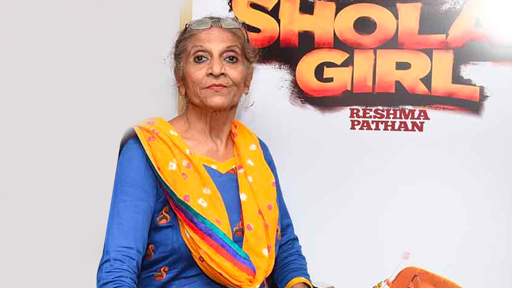 রেশমার উপর তখন তাঁর বোনের ২ ছেলে এবং নিজের ১ সন্তানের দায়িত্ব। জমানো টাকা আস্তে আস্তে ফুরিয়ে আসে। একটা সময় এমন গিয়েছে, যে একবেলা খাবারের টাকাও ছিল না তাঁদের কাছে। তন্ন তন্ন করে খুঁজে ঘর থেকে ১,৬০০ টাকা পেয়েছিলেন রেশমা। খুশিতে কেঁদে ফেলেছিলেন। একবার এক সাক্ষাৎকারে রেশমা নিজেই এ কথা জানিয়েছিলেন।