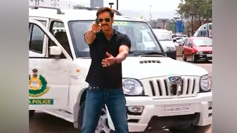 অজয়ের একটি সাদা রঙের জিপ ছিল। বন্ধু সাজিদের সঙ্গে একবার সেই গাড়িতে চেপে ঘুরে বেড়াচ্ছিলেন। তখনই ঘটে সেই ঘটনা।