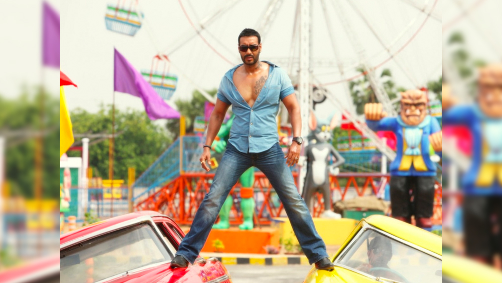 গাড়িটি অজয় নিজেই চালাচ্ছিলেন। একটি সরু গলিতে গাড়ি নিয়ে ঢুকে পড়েছিলেন তাঁরা। আর তখন ঘুড়ির পিছনে ছুটতে ছুটতে আচমকাই একটি বাচ্চা তাঁর গাড়ির সামনে এসে পড়ে।