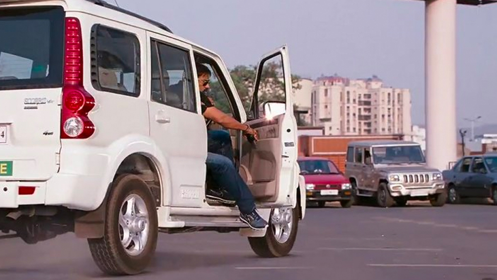 কোনওক্রমে গাড়িটি ব্রেক লাগান অজয়। বাচ্চাটির কিছু ক্ষতি হয়নি ঠিকই, কিন্তু আচমকা এই ঘটনায় ভয়ে সে তারস্বরে চিৎকার করে ওঠে। তার কান্নার আওয়াজে আশপাশের বাড়ির সমস্ত বাসিন্দারা বেরিয়ে এসে অজয়দের ঘিরে ফেলেন।