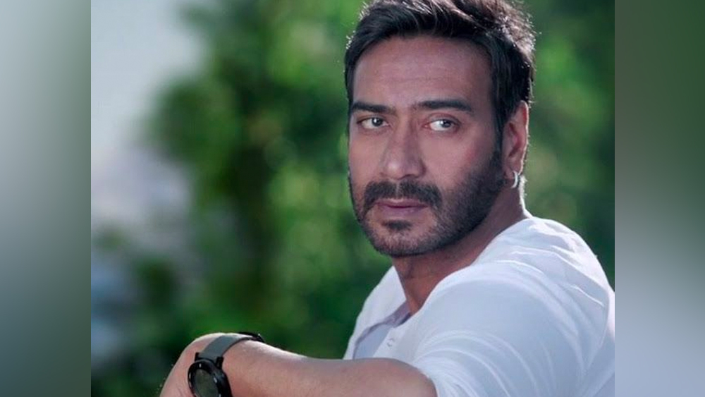 প্রায় ১০০০ লোক ঘিরে ধরেছিল তাঁদের। মারমুখী জনতাকে কোনওভাবেই তাঁরা শান্ত করতে পারছিলেন না। অজয়ের যে কোনও দোষ ছিল না তা বন্ধু সাজিদ অনেক ভাবে বোঝানোর চেষ্টা করেও বিফল হন।