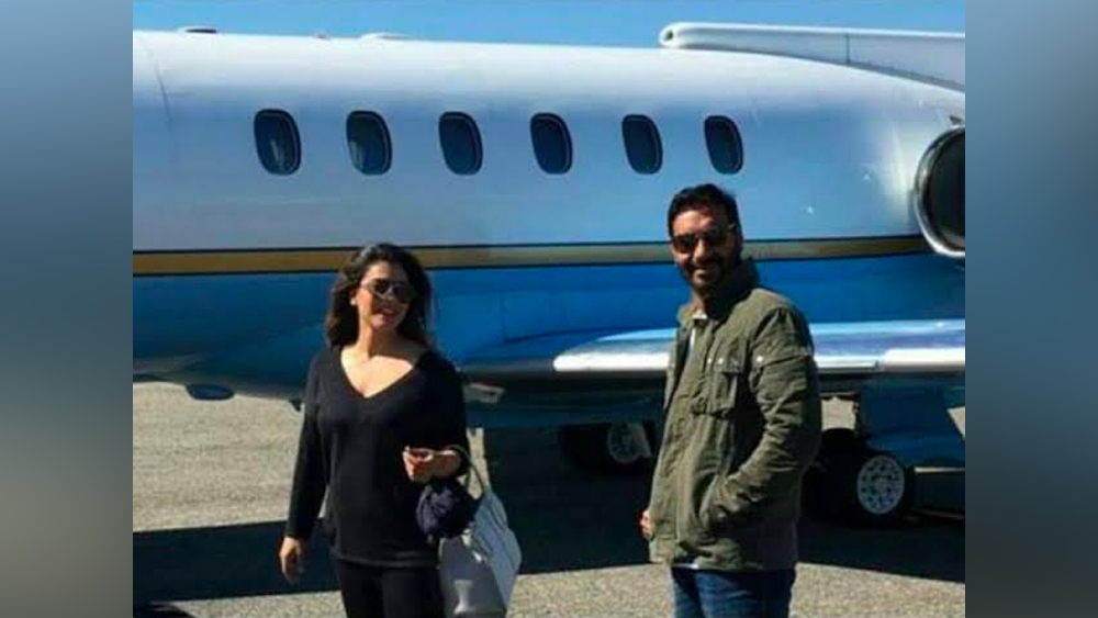 সাধারণত অজয়ের সম্পর্কে বিতর্কিত কিছু খুব একটা শোনা যায় না। নিজের কাজ এবং পরিবার নিয়েই ব্যস্ত থাকেন তিনি। অজয় বলিউডের প্রথম হিরো, যাঁর ব্যক্তিগত জেট রয়েছে। শ্যুটিং স্পটে পৌঁছনো থেকে শুরু করে পরিবার নিয়ে কোথাও বেড়াতে যাওয়ার সময় এই জেট বিমান ব্যবহার করে থাকেন।