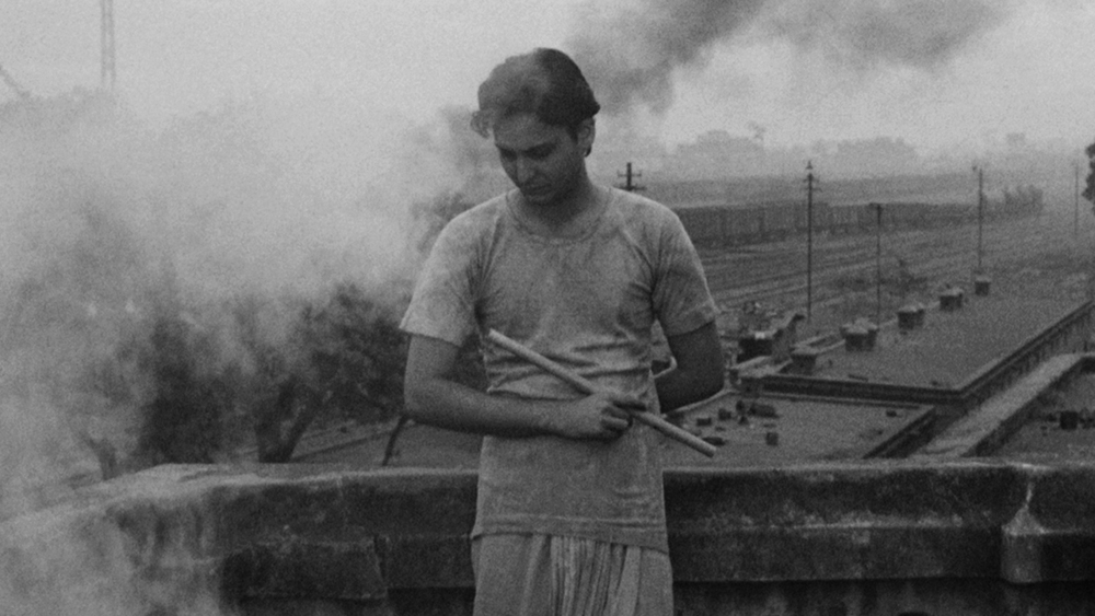 এর পরের বছরই সৌমিত্র অভিনয় করলেন ‘দেবী’-তে। বিপরীতে প্রথম ছবির নায়িকা শর্মিলাই। বিভূতিভূষণের অপু থেকে এ ছবিতে সৌমিত্র পারিবারিক দ্বন্দ্বে দীর্ণ উমাপ্রসাদ।