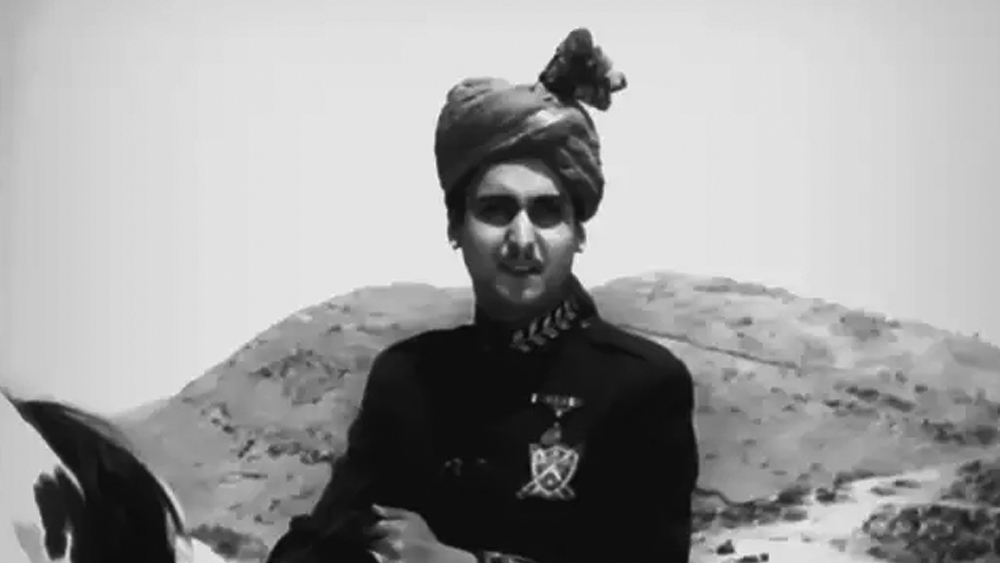 পঞ্চম ছবিতেই ধরা দিলেন খলনায়কের ভূমিকায়। তত দিনে উত্তম-সৌমিত্র ঘরানায় বিভক্ত বাংলা ছবির দর্শক। এ বার তাঁরা ফ্রেমবন্দি তপন সিংহের ‘ঝিন্দের বন্দি’-তে। শুধু নিজের বাহনেরই নয়। বাংলা ছবির ভালমন্দের রাশও তখন ময়ূরবাহনের তালুবন্দি।