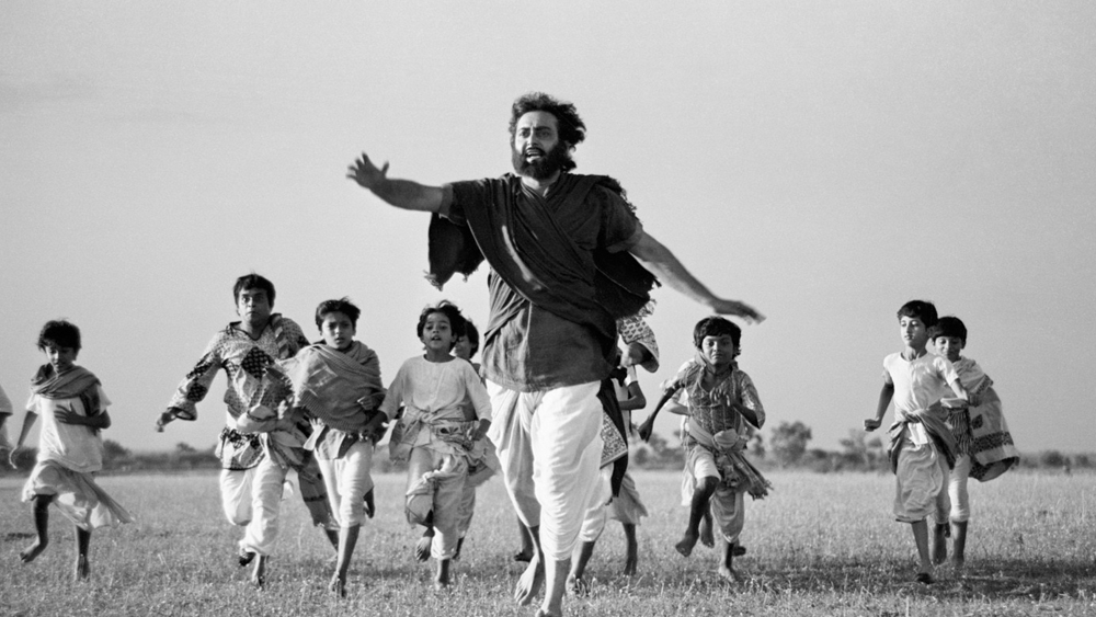 ১৯৫৬ সালের ছবি ‘অপরাজিত’। তার আগেই সৌমিত্রকে দেখেছিলেন সত্যজিৎ। তখন সৌমিত্র বয়স পেরিয়েছিল ২০ বছর। কিন্তু ‘অপরাজিত’ অপুর কৈশোর। তাই অপেক্ষা করতে হল তার সংসার শুরু হওয়ার অবধি। ১৯৫৯ সালে মুক্তি পেয়েছিল ‘অপুর সংসার’।