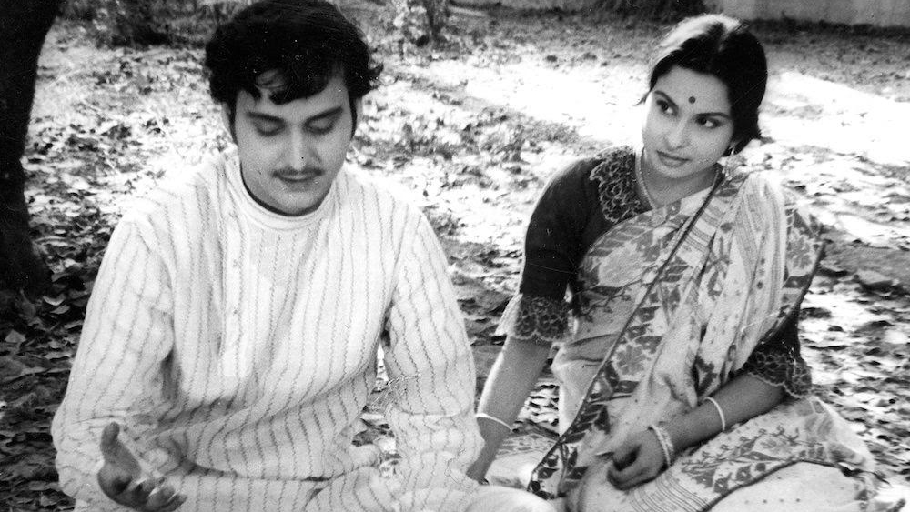 ১৯৬২ সালে মুক্তি পায় ‘অভিযান’। অপূর্ব-অমূল্যর ভাবমূর্তি চুরমার করে তিনি সেখানে নরসিং। ‘অতল জলের আহ্বান’, ‘বেনারসি’-র মধ্যেই মু্ক্তি পেল ‘সাত পাকে বাঁধা।’ এর পর ‘চারুলতা’, ‘কিনু গোয়ালার গলি’, ‘প্রতিনিধি’, ‘কাপুরুষ মহাপুরুষ’, ‘কাচকাটা হিরে’, ‘আকাশকুসুম’-এর পাশাপাশি সৌমিত্র ধরা দেন ‘মণিহার’, ‘একটুকু বাসা’, ‘বাঘিনি’, ‘পরিণীতা’, ‘প্রথম কদম ফুল’ এবং ‘তিন ভুবনের পারে’।