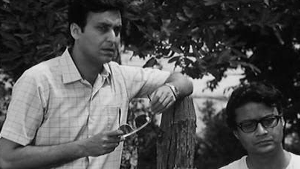 সত্যজিৎ রায়ের ১৪টি ছবিতে অভিনয় করেছেন সৌমিত্র। তাঁদের যুগলবন্দির সপ্তম ছবি ‘অরণ্যের দিনরাত্রি’ মুক্তি পায় ১৯৭০-এ। সে বছরই অপর্ণা সেনের বিপরীতে ‘বাক্স বদল’-এ দর্শকমনে দাগ কেটে যায় তাঁর অভিনয়। ‘মাল্যদান’, ‘খুঁজে বেড়াই’, ‘স্ত্রী’-র সৌমিত্র সম্পূর্ণ অন্য মেরুতে ধরা দেন ‘বসন্ত বিলাপ’-এ।