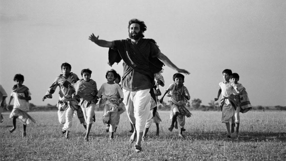 উত্তম-সৌমিত্র তুলনায় যত ব্যস্ত হয়ে উঠেছে বাঙালি, তত নিজেকে নিত্যনতুন ভূমিকায় ভেঙেছেন ‘অশনি সঙ্কেত’-এর পণ্ডিতমশাই। ‘মহানায়ক’ বিশেষণ তাঁর জীবনের মাইলফলক নয়। বরং, তিনি হীরকরাজ্যের উদয়ন পণ্ডিত। যাঁর শিক্ষা পাঠশালা পেরিয়ে শিক্ষার্থীদের জীবনের রসদ যোগায়।