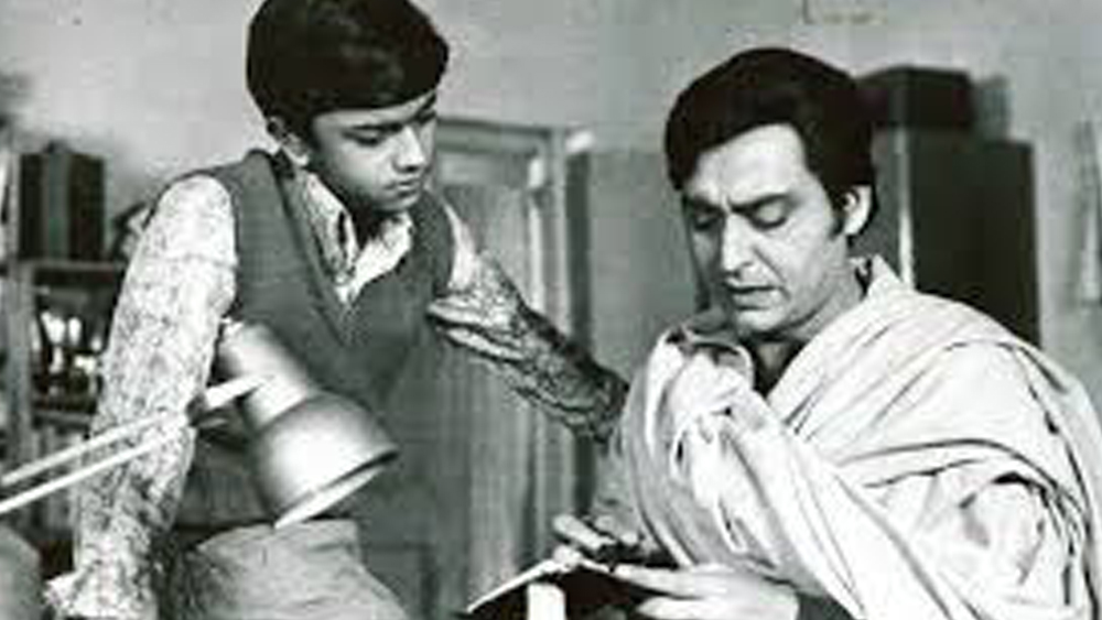 ‘সোনার কেল্লা’ এবং ‘জয় বাবা ফেলুনাথ’ নিছক তাঁর ফিল্মোগ্রাফের অংশ নয়। এই দু’টি অভিযানে না হয় তিনি অভিনয় করেছেন। কিন্তু ফেলুদার বাকি গল্প, যেগুলিতে সৌমিত্র সেলুলয়েডবন্দি হননি, সেগুলি পড়ার সময়েও ফেলুভক্তের চোখে ভেসে ওঠেন তিনি-ই। কলকাতার গোরস্থান থেকে রাজরাপ্পার ছিন্নমস্তার মন্দির, ফেলুদা আসলে কে? সত্যজিৎ নাকি সৌমিত্র? এই প্রশ্নের উত্তর আজও খুঁজে চলেছে বাঙালির মগজাস্ত্র।