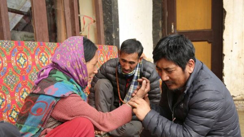 কোনও রোগ হলে তাঁরা বাজার থেকে ওষুধ কিনে খান না। বদলে আশেপাশে জন্মানো ভেষজ উদ্ভিদ খেয়ে নেন। আবার বদহজম, অ্যাসিডিটি এবং গ্যাসট্রিক-এর সমস্যা হলে তাঁরা একপ্রকার পাথর খান।