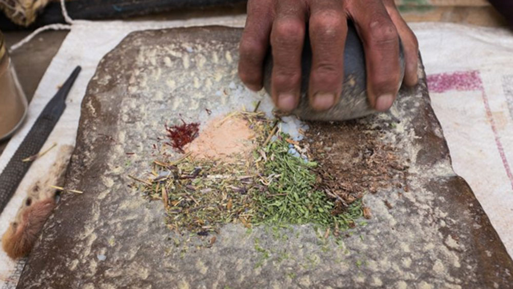 উজ্জ্বল সাদা রঙের এই পাথর দু’রকম রূপভেদে পাওয়া যায়। একটিকে বলা হয় ফো চোং এবং অন্যটি হল মং চং। ফো চোংকে পুরুষ পাথর এবং মং চং মহিলা পাথর হিসাবে ধরা হয়।